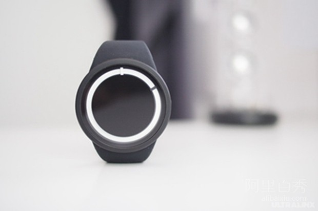 <strong>暗夜發(fā)出霓虹藍(lán)光的ZIIIRO Eclipse手表，簡(jiǎn)約又時(shí)尚</strong>